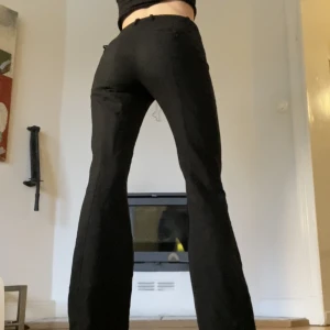 Kostymbyxor - Lågmidjade bootcut kostymbyxor från &other stories. Bra skick