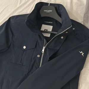 J Lindeberg jacka - Säljer denna sjukt perfekt jacka inför våren som är påväg! Den är i storlek M och mycket fint skick, ny pris var 2999 SEK🤌🏼tar emot rimliga bud också