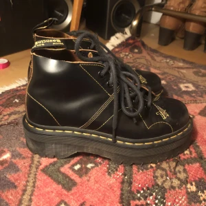 Dr martens  - Dr. Martens i modellen CHURCH QUAD/ monkey boot med platå!  Nästan helt i nyskick, använda omkring 5 ggr så de har lite ”repor”, kan skicka bild vid intresse! Säljer dem då de är förstora för mig, står storlek 37 men skulle snarare säga 38!:)