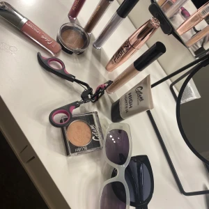 Ett pack - Säljer dessa grejer som inte kommer till användning i ett paket. Säljer allt det här för 250 + frakten❤️ kan även sälja separat men de tar vi i priv.