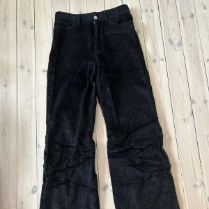 Manchesterjeans från Whyred - Manchesterjeans Ruth Pant från Whyred. Snygg modell i grovspårig manchester med hög midja och vida, utsvängda ben. Står stl 40 men mer som 36/38 i storleken.  Måttreferens i stl 36: Beninnerlängd ca 80 cm, Fotvidd ca 56 cm.  Finns i Enskede gård.