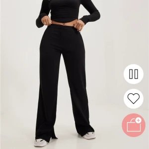 Kostymbyxor  - Svarta lågmidjade kostymbyxor som tyvärr var förstora för mig. Endast testad en gång!