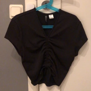 Ribbad topp - Säljer denna topp då den ej kommer till användning, så gott som ny. Du kan själv justera baden hur du vill ha dom, den blir kortare eller längre framtill😍