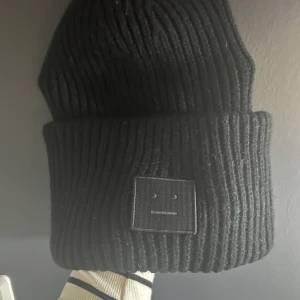 Mössa - Säljer min fina acnemössa. Den är i fint skick och tvättas innan jag skickar.