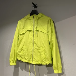 Neon tröja  - Neon grön/gul tröja i storlek xs! Använd en gång på temafest 💛