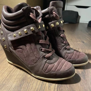 Nya skor säljes - Jag säljer mina skor med en liten klack pga att dom inte har kommit till användning och bara legat i garderoben skona är nya och endast testade det är storlek 37