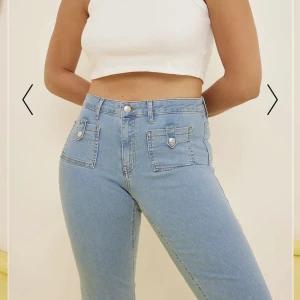 Nakd jeans - Säljer mina super snygga nakd x misslisibell bootcut jeans som jag aldrig använt. Mid waisted. Storlek 38 men passar även 40, då de har mycket stretch. Tall girl friendly. Frakten ligger på 54 kr och köpes via postnord appen, betalning sker via Swish! 