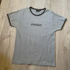 ljusblå/grå t-shirt från everton!
