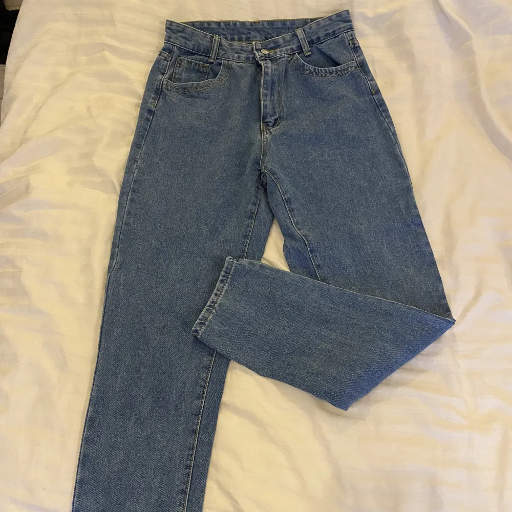 Perfekta jeans med raka ben, mörkblå tvätt på dom, men de har aldrig kommit till användning tyvärr. :). Jeans & Byxor.