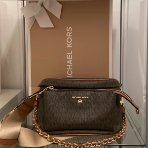 Äkta Michael kors väska  - Finns bara ett par kopior av dessa annars är de slutsålda.  Äkta, köpt från Michael kors butiken i westfield mall of scandanavia.  Använd 1 gång. Köpt för 3100kr  Buda upp från 1500kr 