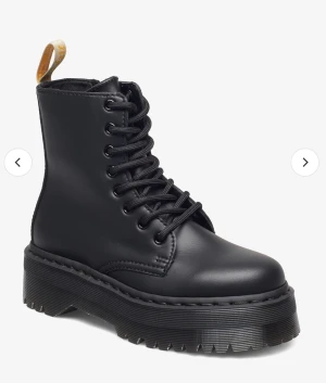Dr Martens Jadon Vegan - Hej! Säljer ett par dr Martens Jadon i vegansk material. Storlek 38.  Använda 2 gånger så i princip nya. Priset går att diskutera vid snabb affär. 😉 Kan mötas upp i Stockholm annars står köparen för frakten 