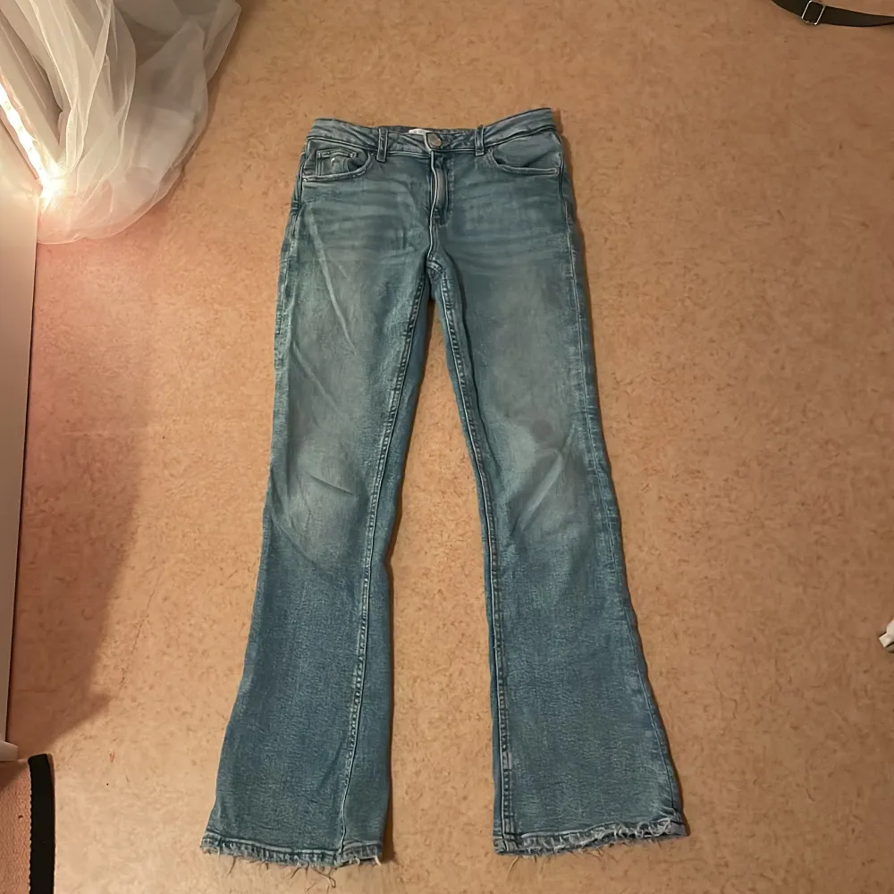 Jag säljer mina jättefina Lowwaist bootcut jeans från Gina Young pågrund av att de blivit för korta på mig. Använda fåtal gånger så är i väldigt bra skick. Köpta för 400kr och köparen står för frakt💕. Jeans & Byxor.