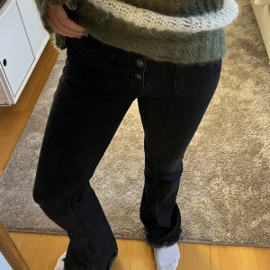 Jeans med fickor där fram - Säljer mina så sjukt snygga jeans från Zara. Väldigt sparsamt använda och tror dom är slutsålda🥰Sjukt coola och perfekt att ha till vardags men också till middagar❤️ Dom är medelhöga i midjan och i storlek 36, passar någon som är runt 165cm☺️