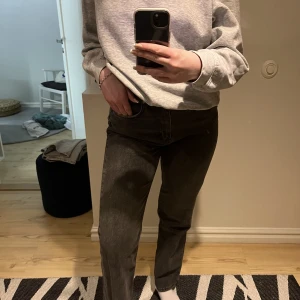 Jeans 90’s gråa - Säljer mina Gråa 90’s jeans från Gina tricot i stl M då jag inte använder dom längre💕 sitter som en smäck på kroppen💕 100kr + frakt 🚚 