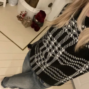 Stickad tröja - Mönstrad stickadtröja. Använd ett fåtal ggr. 