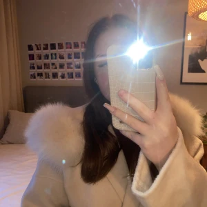 Kappa päls - Säljer denna OANVÄNDA fina kappa från Fur Stockholm som jag fick i julklapp. Jag önskade mig en svart och kappan går inte att returnera, så säljer den tyvärr i stället. Den är i storlek S och aldrig använd❤️Kan gå ned i pris vid snabb affär