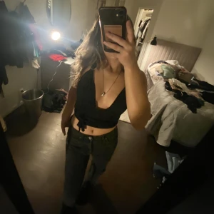 Topp - Superfin topp med långa band så man kan knyta själv och bestämma modell och passform. Man kan bestämma själv hur tajt den ska sitta och passar därför alla mellan XS-M.  Aldrig använd! 