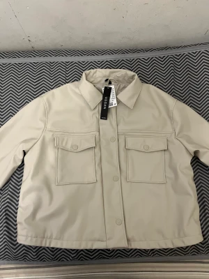 Jacka - Jättefin jacka som är oanvänd från HM. Jackan är lite baggy, säljer för endast 250kr köpt för 400kr.