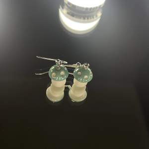 Hemmagjorda blåa svamp örhängen. 🦋Material: rostfritt stål🦋  💖vad du får med: örhängen, plupp, transparent smyckes burk💖 intresserad? Tryck köp nu!