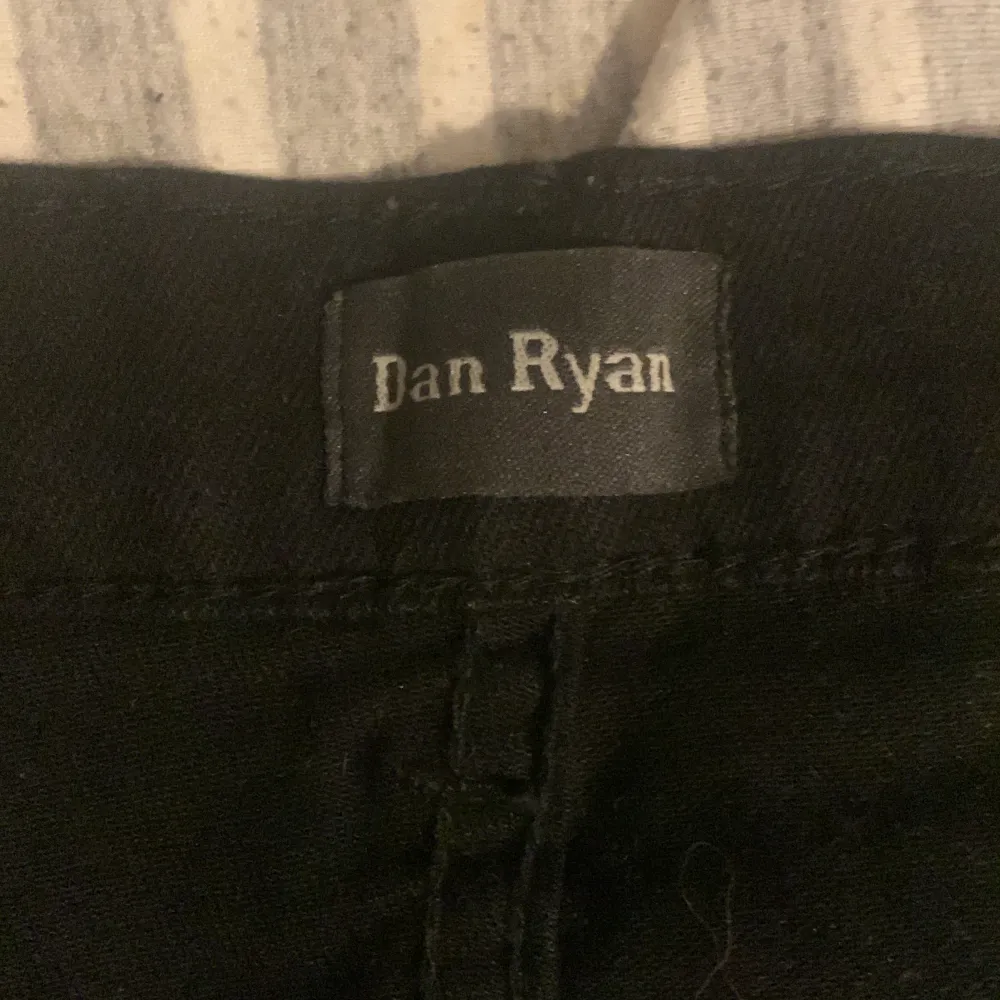 Svarta basic jeans använt fåtal gånger då de inte sitter så bra på mig men de är i väldigt bra skick , de är herr jeans. Jeans & Byxor.