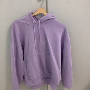 Hoodie - Lila hoodie från weekday, inte använd ofta och den är i fint skick❤️