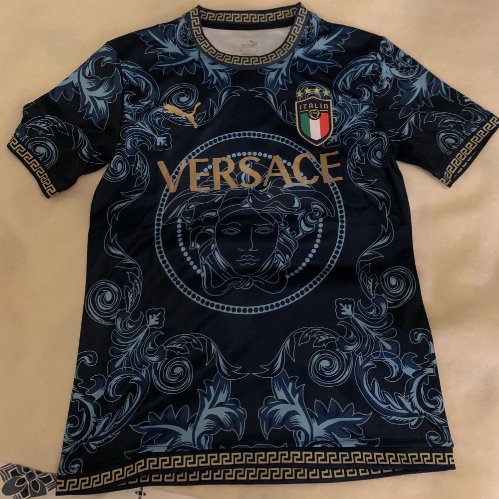 Blå Versace Italien tröja | Plick Second Hand