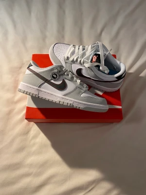 Nike Dunk Low (GS) Lottery - Hej! jag säljer ett par helt nya Nike Dunk Low ”Lottery” i storlek 36 för 1650kr Ink frakt 🎟 🎰  Fraktar samma eller dagen efter betalning! Skriv vid frågor 😁