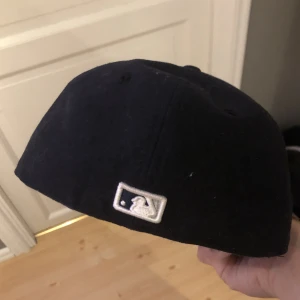 New Era fitted cap - Säljer denna fitted cap då den var för liten när jag fick den. Den är i bra skick men det är en defekt på skärmen. Passar till allt. Säljer för endast 100kr + frakt. Dra iväg ett meddelande om du har ytterligare frågor eller vill köpa👌
