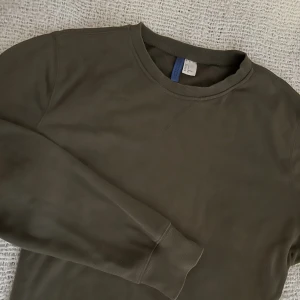Herr Basic Tröja / sweatshirt - Herr basic tröja/sweatshirt som alla måste ha minst en av i garderoben! Kan träffas i Norrköping och Stockholm eller fraktas för 20 kr. 