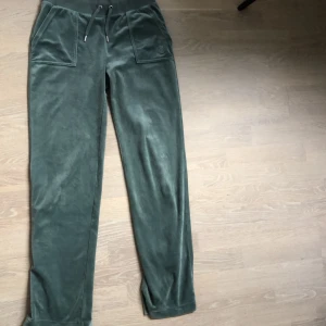 Juicy couture - Juicy byxor i chinois green. Ser mörkare ut på bilderna. Använt ungefär 3 gånger. Storlek S