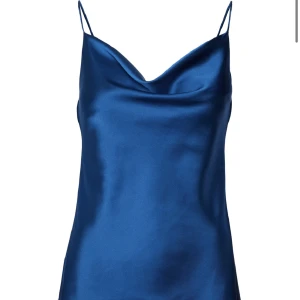 Blå v ringat linne  - Jag köpte detta superfina linne för 250 kr för ca ett halv år sedan. jag har bestämt mig för att sälja detta nu pga att jag i princip inte har använt det nånting och var lite stort för mig. möts helst upp.  köparen står för frakt!