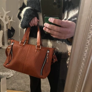 Väska  - Säljer denna superfina väskan från Dondonna. Jättehärligt färg med snygga silverdetaljer❣️perfekta storleken som kan bäras på många olika sätt.