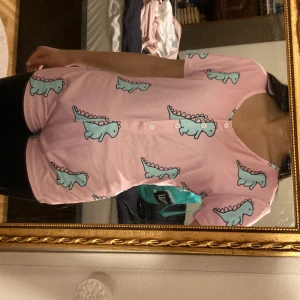 Pyjamas - Använt 1 gång:) tycker den blev lite stor för mig även om det var S! :) 🥰