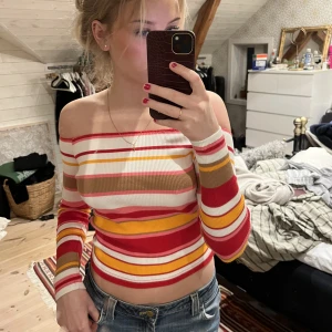 Randig off-shoulder tröja - Jättesöt randig tröja i vit, orange, rosa och röd. Sitter bra på mig som vanligtvis är en S