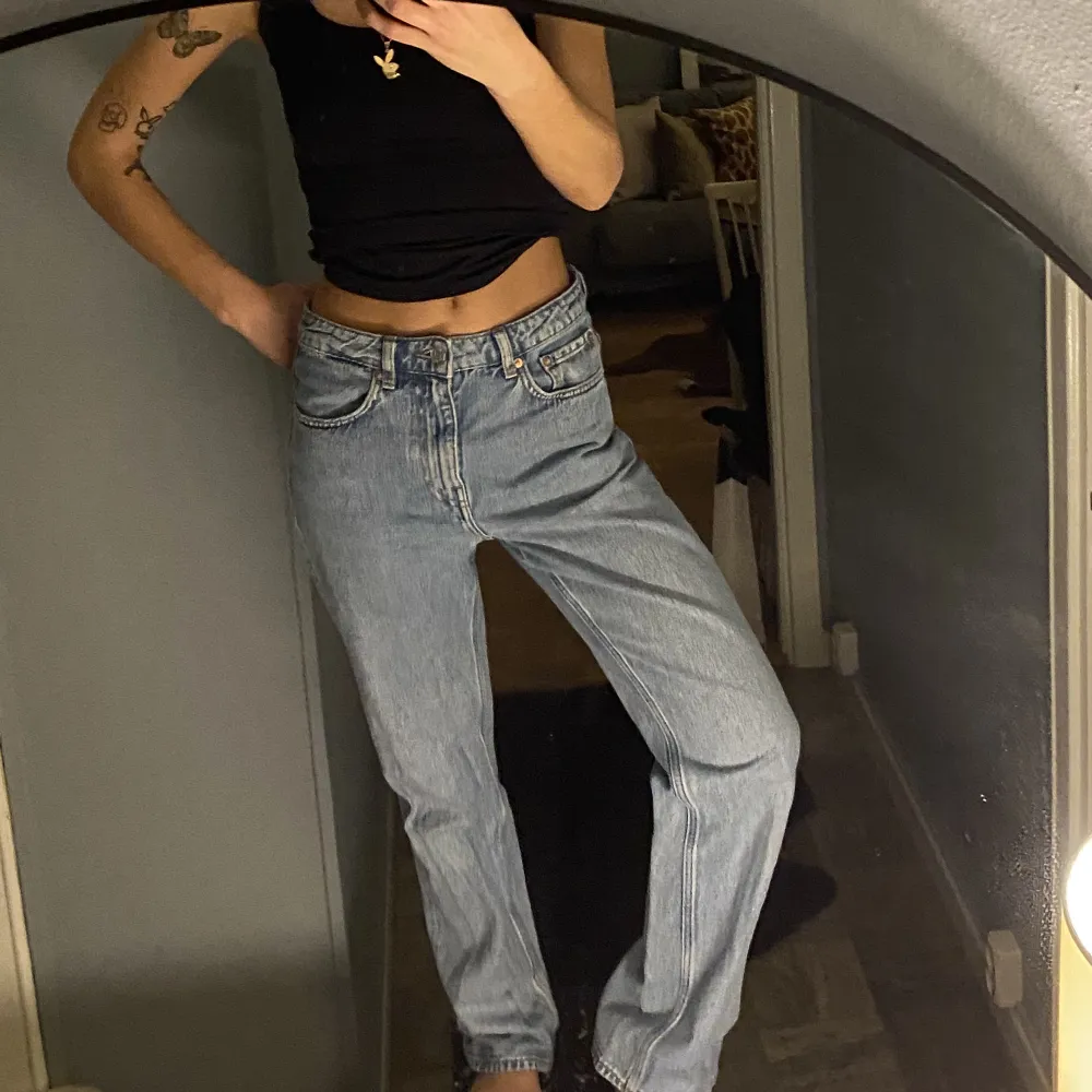Jeans från weekday i modellen voyage, lite stora på mig men gillar baggy! Supersköna must have i garderoben<3. Jeans & Byxor.