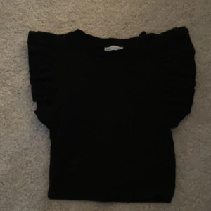 svart volang topp 🖤 - intressekoll på denna superfina topp från zara, då den inte kommer till användning längre 💗 köptes för några månader sen och är i fint skick !💝 är i stl S. kontakta mig för fler bilder eller för intresse 💘