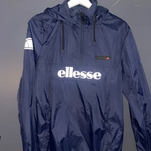 Elesse vindjacka, nyskick storlek S - Vindjacka från Ellesse i storlek S. Marinblå med reflex detaljer. Nyskick  Frakt tillkommer 