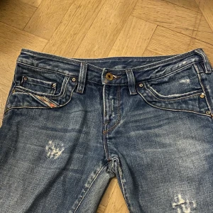 low waist jeans från diesel - lägger upp dessa igen. Kolla min andra annons för mer info. Pris kan diskuteras❣️❣️ perfekt längd för mig som är 163