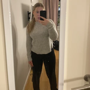 Jeans med slits - Säljer dom här fina jeansen, använda ett fåtal gånger men ser ut som nya! Det är slits längst ner vid benen! Köpte för 400 säljer för 250💓