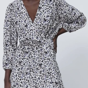 Zara mönstrad klänning - Storlek S och använt två ggr så i nyskick. Passar nog en XS också.