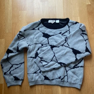 Marella stickad tröja - En assnygg mönstrad stickad tröja! Köpt secondhand men aldrig använt. Perfekt längd(inte croppad men inte för lång heller) 💯