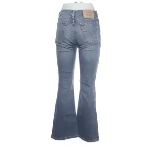 Mid waist Levi's jeans med måtten 28/30, lite för korta för mig som är 165 men i superfint skick! Sitter low waist alrernativt mid waist och är flared, köpta på Sellpy🤍