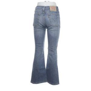 Low waist flared Levi's jeans!  - Mid waist Levi's jeans med måtten 28/30, lite för korta för mig som är 165 men i superfint skick! Sitter low waist alrernativt mid waist och är flared, köpta på Sellpy🤍
