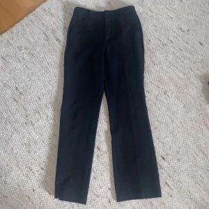 Kostymbyxor - Bra skick  Använd få gånger Svarta kostymbyxor 