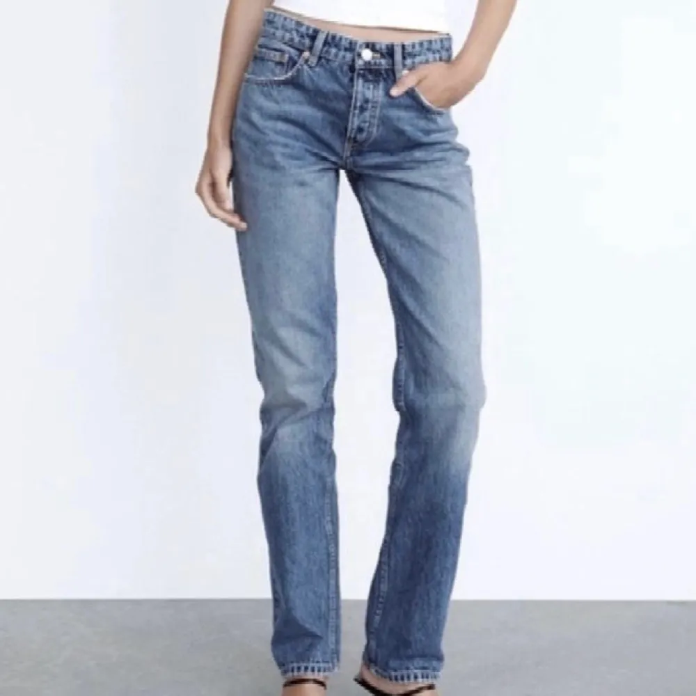 De populära mid-rise straight jeans från zara i storlek 36, inte använda mer än 2 gånger och ser som nya ut. Betalning sker helst genom swish . Jeans & Byxor.