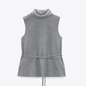 Tröja ifrån Zara - Lägger ut denna för att se om någon är intresserad utav den. Jag köpte den för 200kr och säljer isåfall den för 160kr  plus frakt  , knappt använd och jättebra skick, som ny💘💘