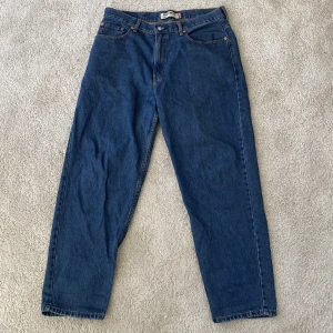 Levis 560 jeans  - Levis jeans i stor storlek som sitter baggy. Bra skick, inga fläckar. 