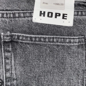 Hope jeans - Hope rush denim size 30 passar Passar W31 L32. Båda fickorna har hål i sig borde gå att sy ihop. Cond 6/10 inga andra tydliga defekter. Pris går att diskutera