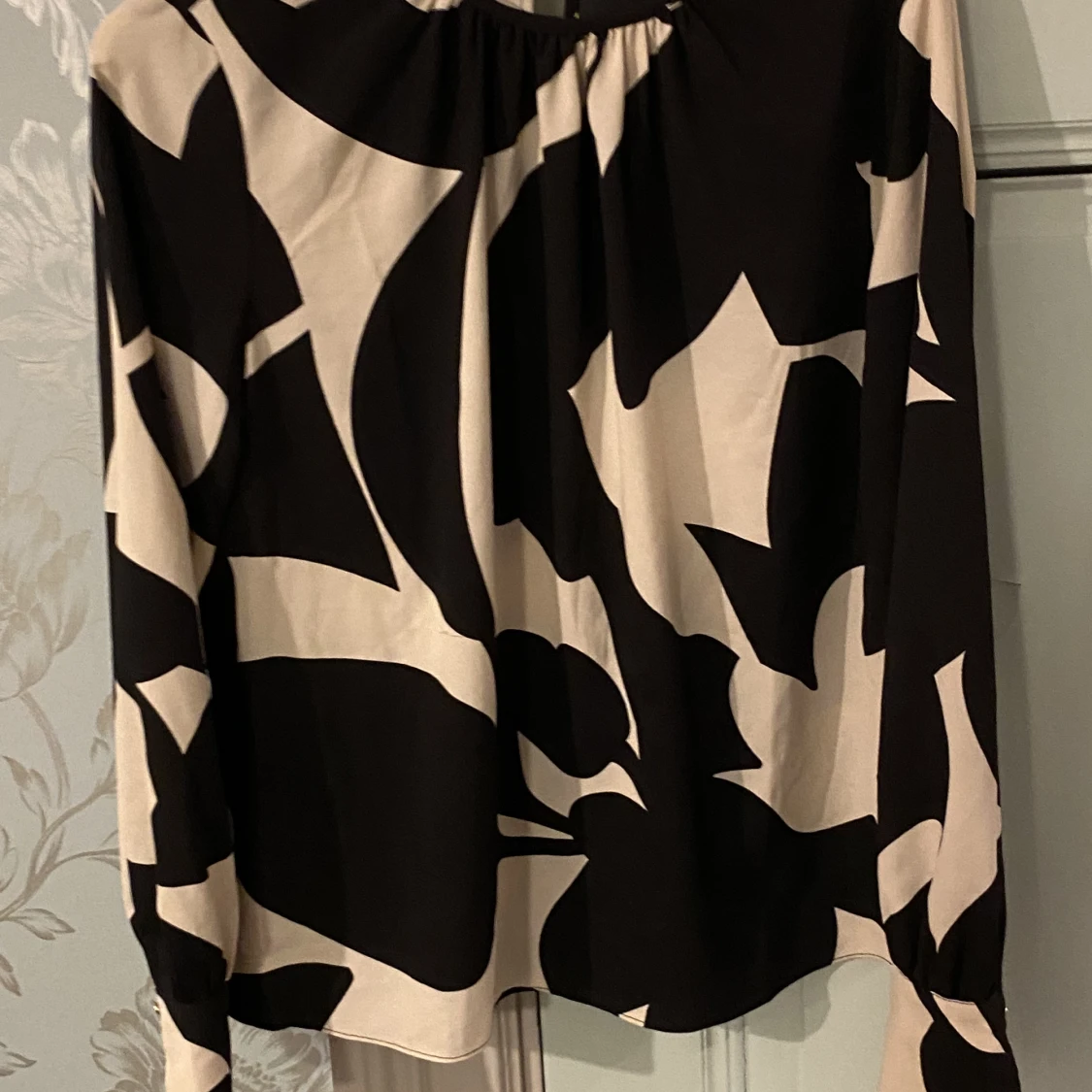 Svart vit blus  - 90