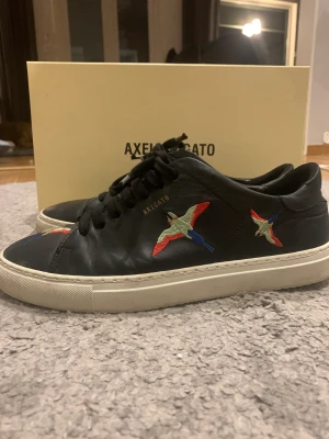 Arigato skor - Tja säljer ett par arigots med fåglar